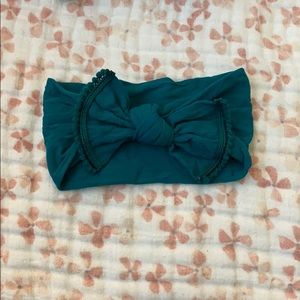 Baby Bling Emerald trimmed knot 💚